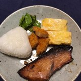 塩むすびとブリ照りの朝ごはんプレート